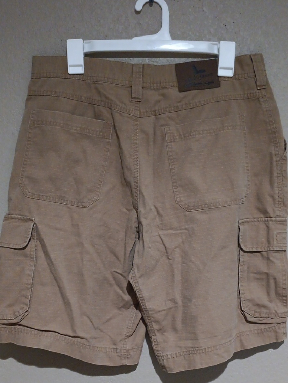 Field & Stream Tan Cargo Shorts with Multi-Pocket Design - Picture 2 of 6